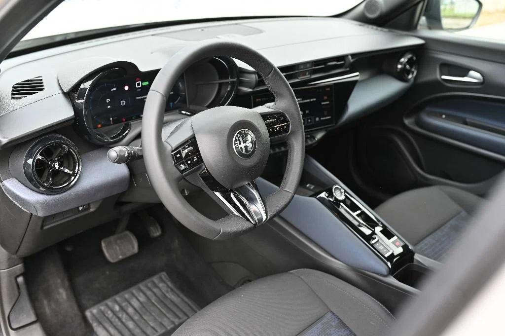 Alfa Romeo Junior Elettrica 54 kWh | Begam Trnava