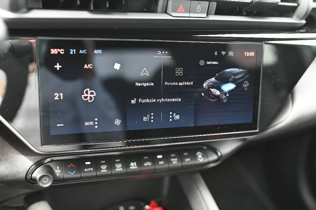 Alfa Romeo Junior Elettrica 54 kWh SPECIALE | Begam Trnava