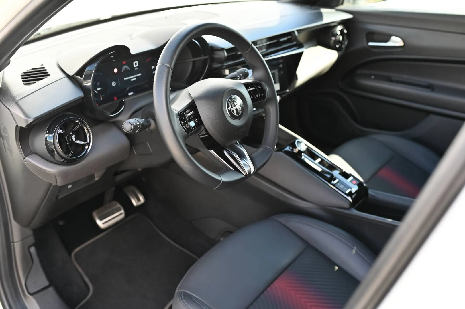 Alfa Romeo Junior Q4 1.2T Hybrid 145k 6AT | Begam Trnava