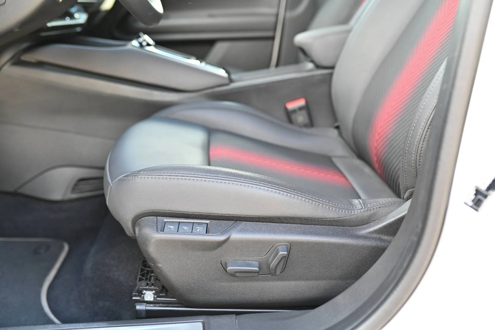 Alfa Romeo Junior Q4 1.2T Hybrid 145k 6AT | Begam Trnava