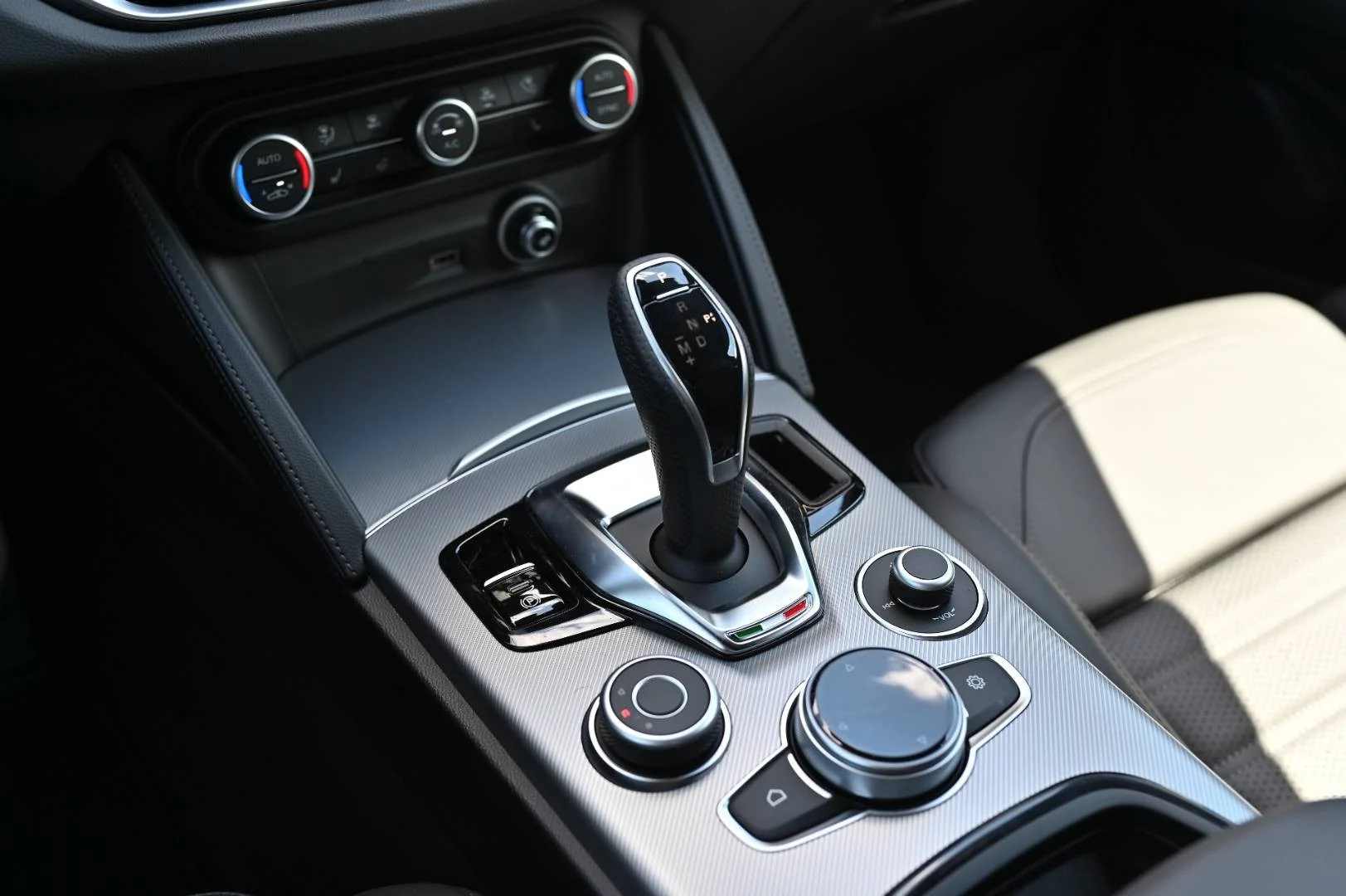Alfa Romeo Stelvio 2.0 Turbo Veloce Q4 A/T | Begam Trnava