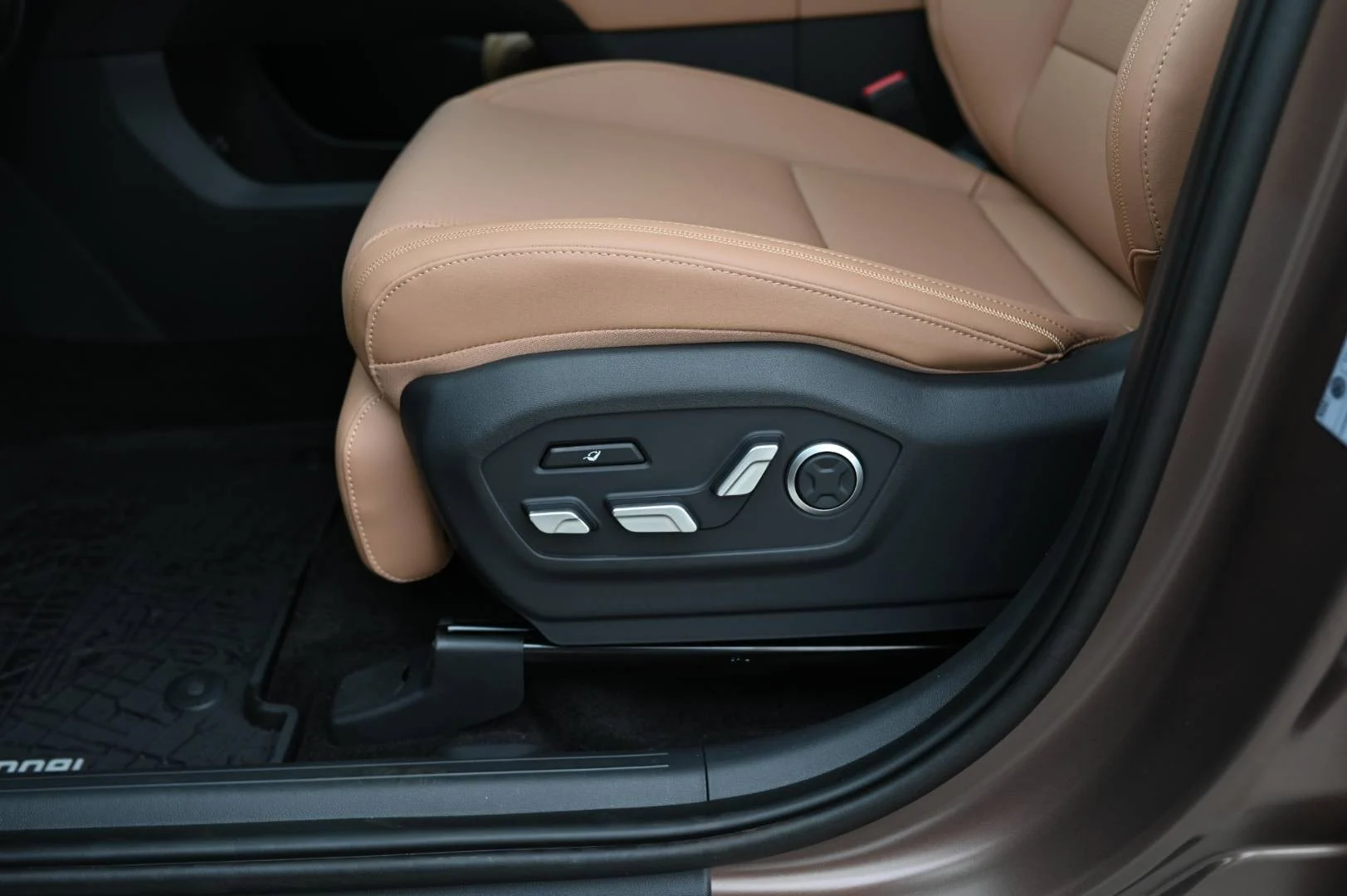 Hyundai Santa Fe CALLIGRAPHY 5S 4X4 1,6T-GDi HEV MY2026 | Begam Trnava