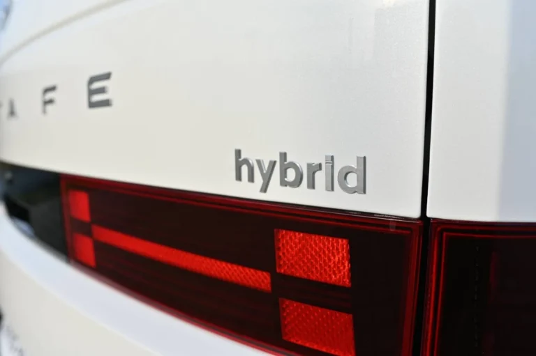 Hyundai Santa Fe PREMIUM 5S 4X4 1,6T-GDi HEV MY2025 | Begam Trnava