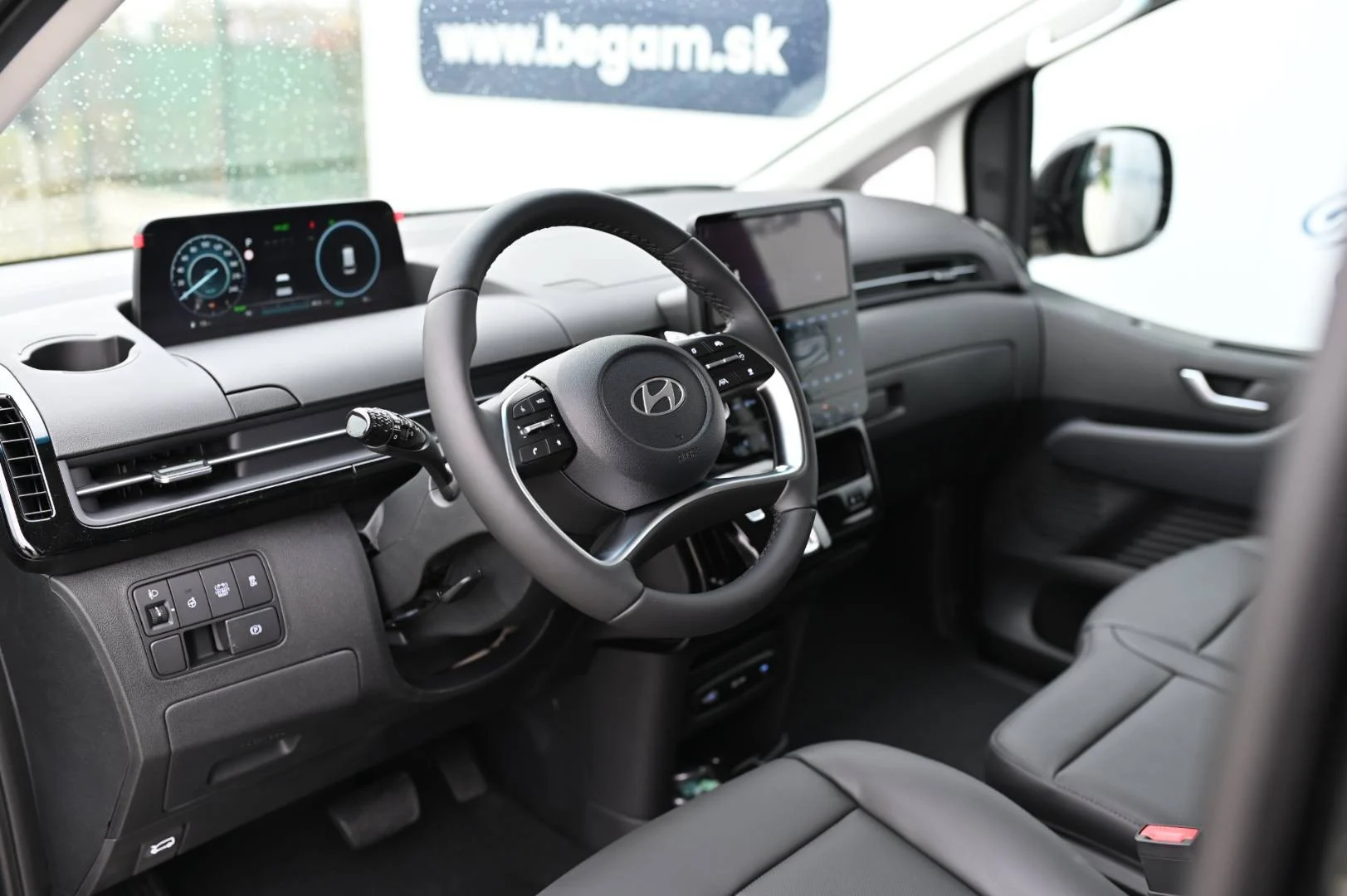 Hyundai Staria 1,6T-GDi HEV Premium 9S 4x2 6AT | Begam Trnava