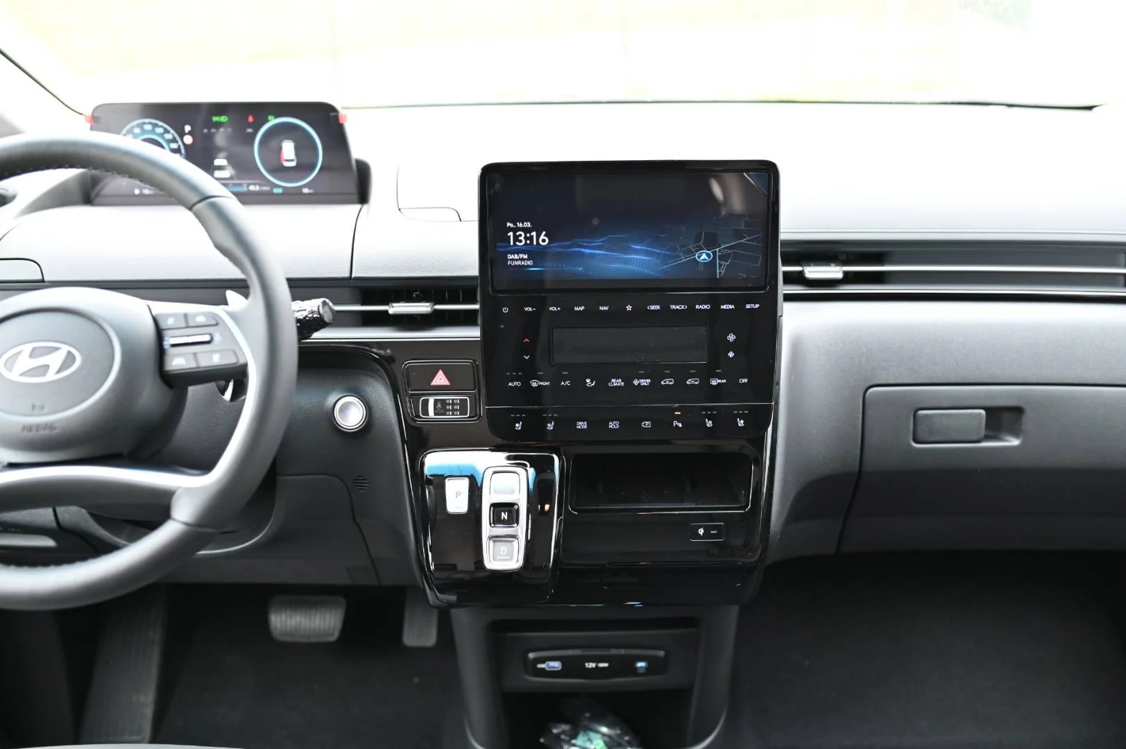 Hyundai Staria 1,6T-GDi HEV Premium 9S 4x2 6AT | Begam Trnava