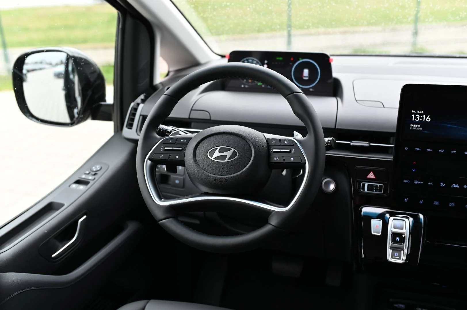 Hyundai Staria 1,6T-GDi HEV Premium 9S 4x2 6AT | Begam Trnava