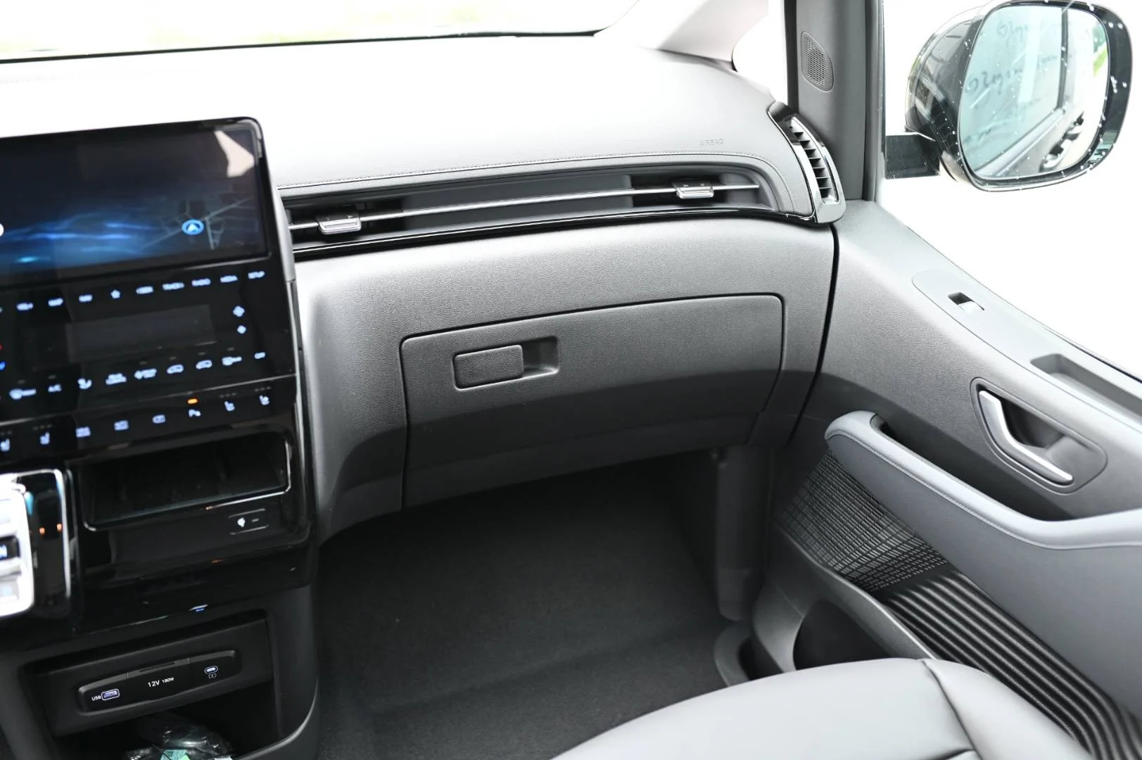 Hyundai Staria 1,6T-GDi HEV Premium 9S 4x2 6AT | Begam Trnava