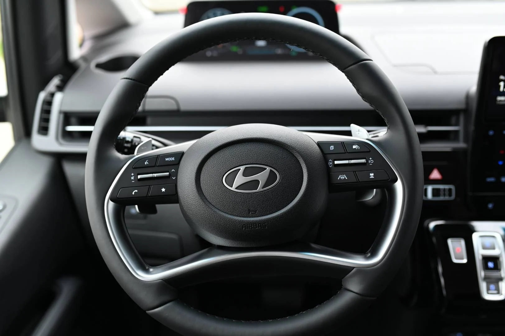 Hyundai Staria 1,6T-GDi HEV Premium 9S 4x2 6AT | Begam Trnava