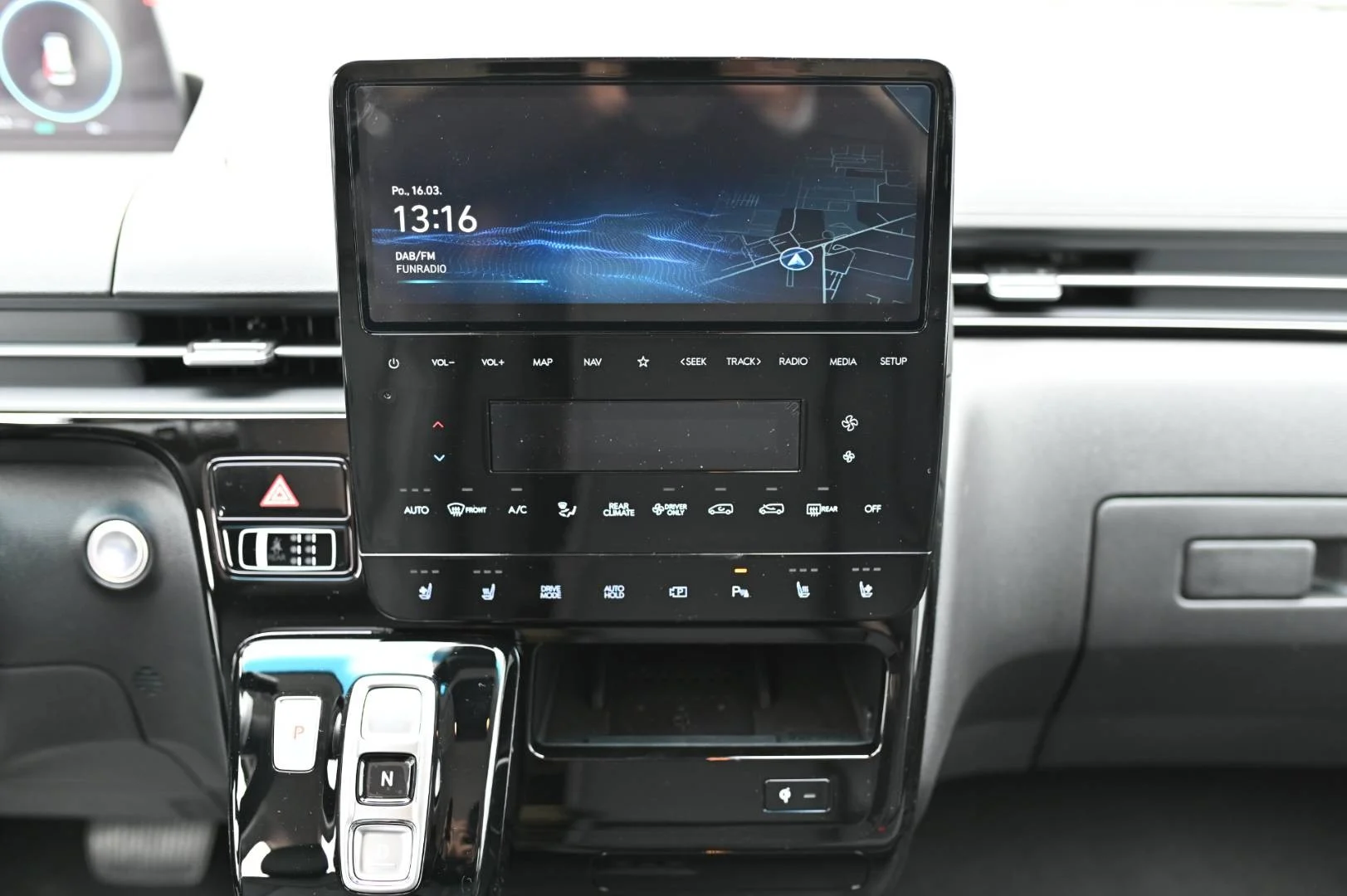Hyundai Staria 1,6T-GDi HEV Premium 9S 4x2 6AT | Begam Trnava