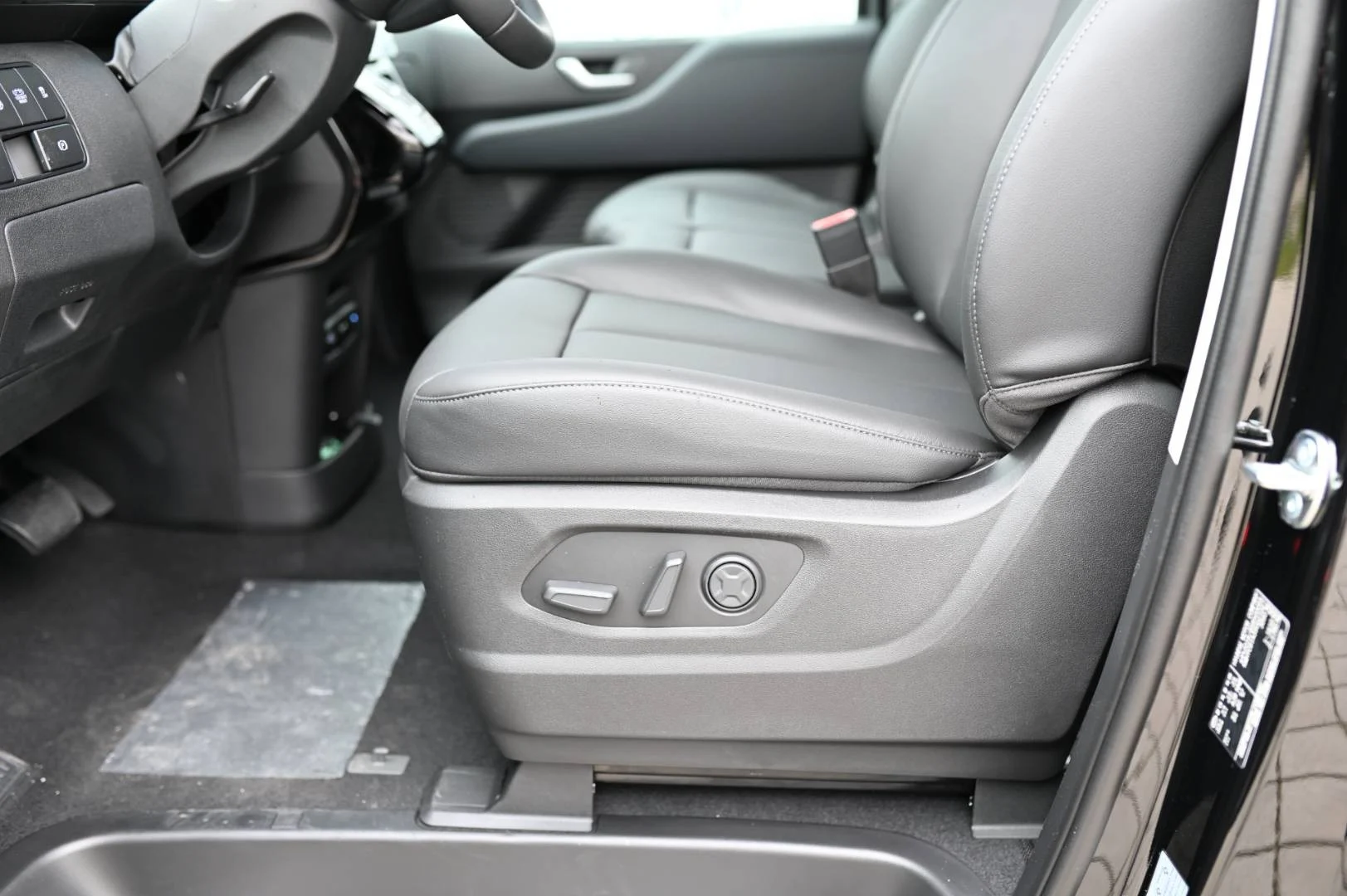 Hyundai Staria 1,6T-GDi HEV Premium 9S 4x2 6AT | Begam Trnava