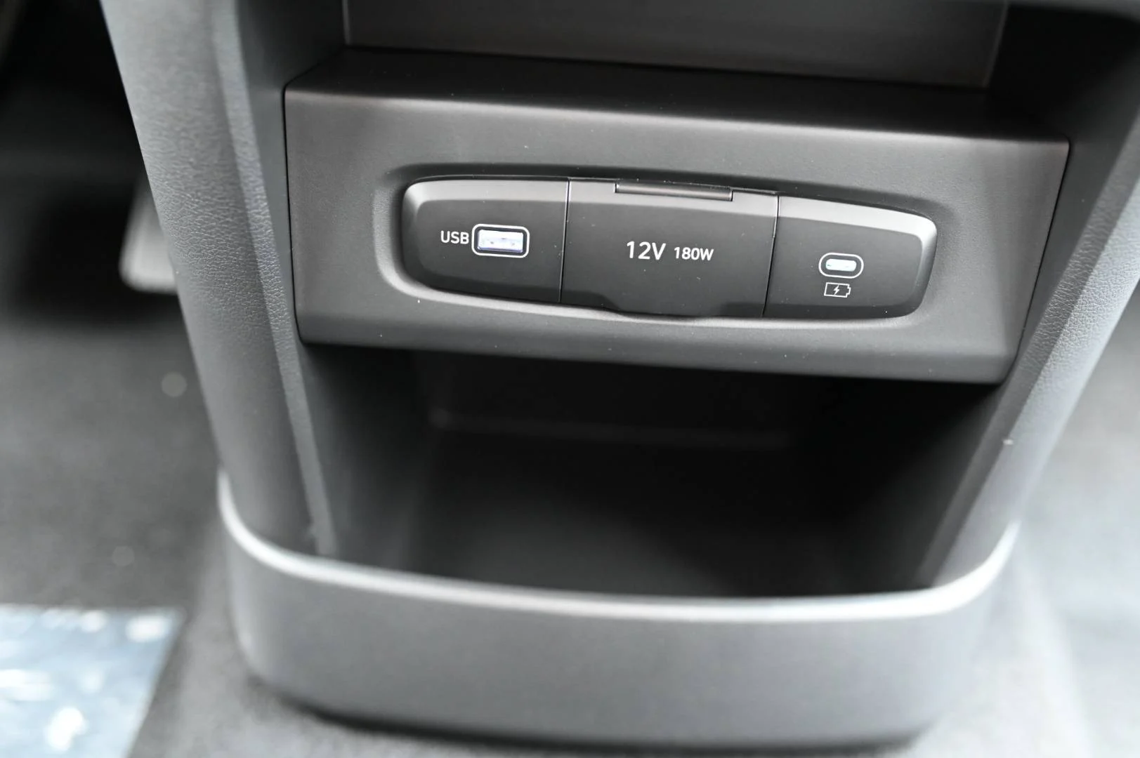 Hyundai Staria 1,6T-GDi HEV Premium 9S 4x2 6AT | Begam Trnava