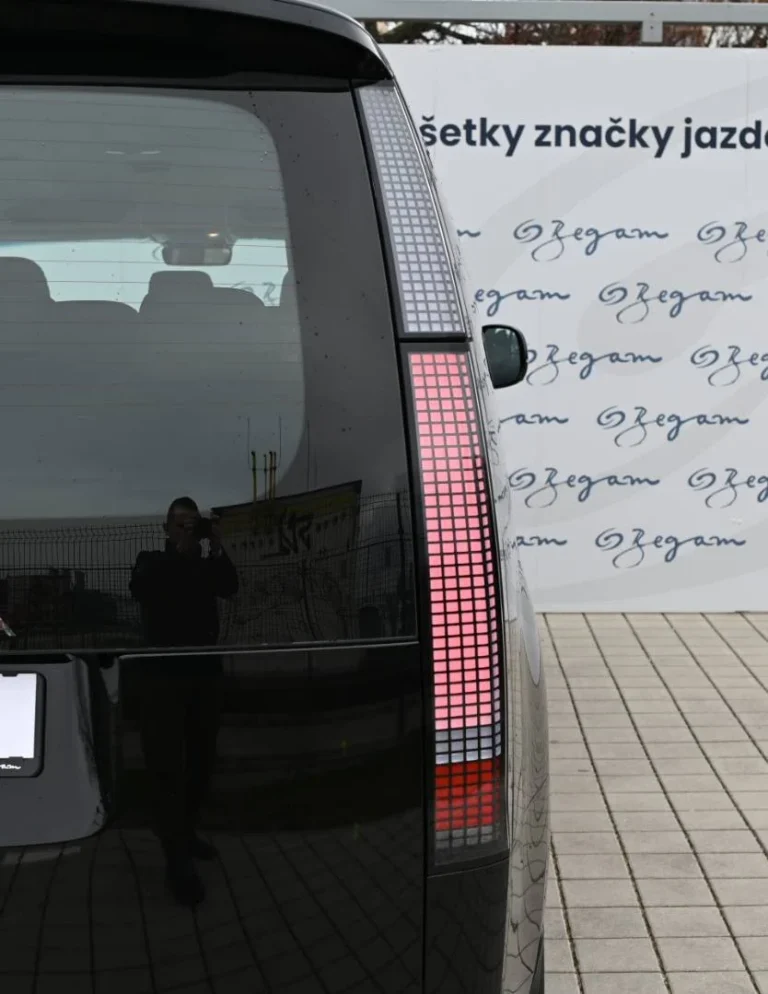 Hyundai Staria 1,6T-GDi HEV Premium 9S 4x2 6AT | Begam Trnava