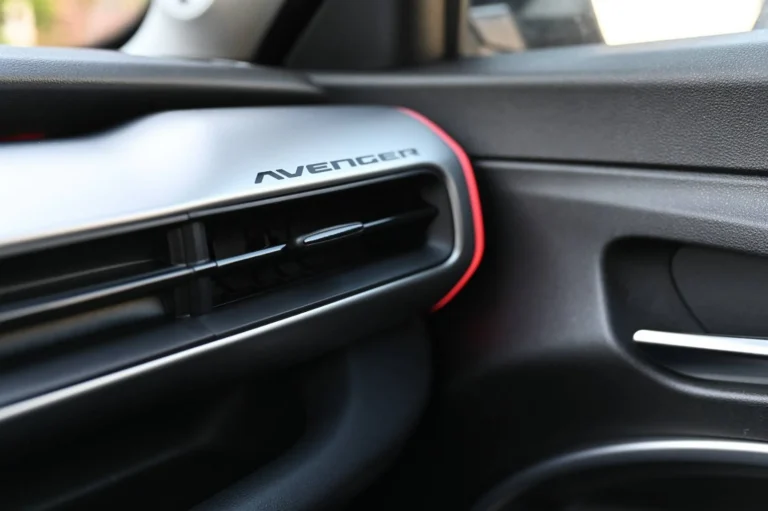 Jeep Avenger 1.2 T e-Hybrid Summit A/T | Begam Trnava