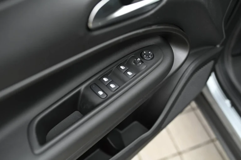 Jeep Avenger Elektro 54 kWh SUMMIT | Begam Trnava
