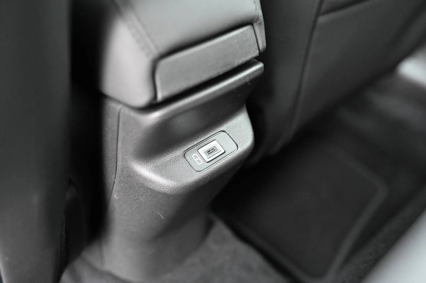 Jeep Avenger Elektro 54 kWh SUMMIT | Begam Trnava