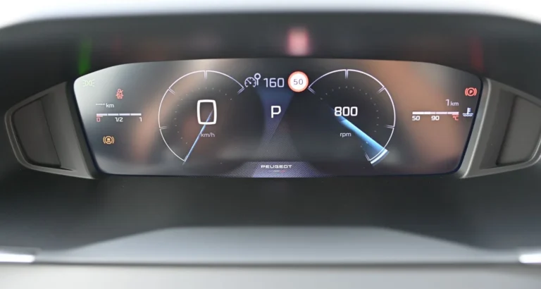 Peugeot 2008 ALLURE Hybrid 145k e-DCS6 MHEV | Begam Trnava