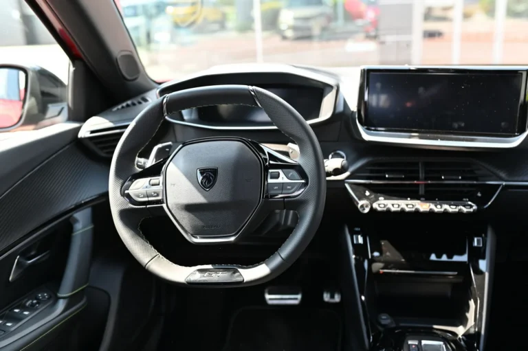 Peugeot 2008 ALLURE Hybrid 145k e-DCS6 MHEV | Begam Trnava