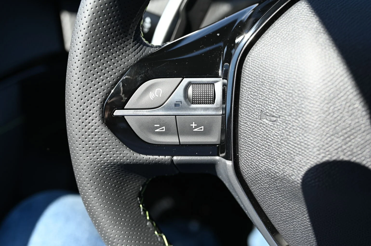 Peugeot 2008 ALLURE  Hybrid 145k e-DCS6 MHEV | Begam Trnava