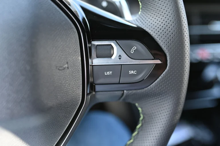 Peugeot 2008 ALLURE Hybrid 145k e-DCS6 MHEV | Begam Trnava