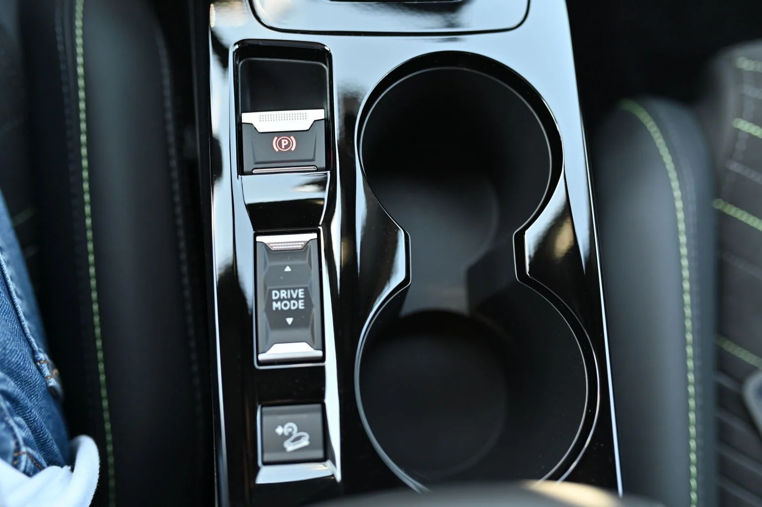 Peugeot 2008 ALLURE  Hybrid 145k e-DCS6 MHEV | Begam Trnava