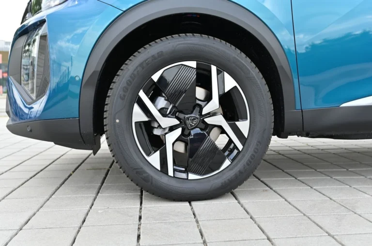 Peugeot 2008 ALLURE Hybrid 145k e-DCS6 MHEV | Begam Trnava