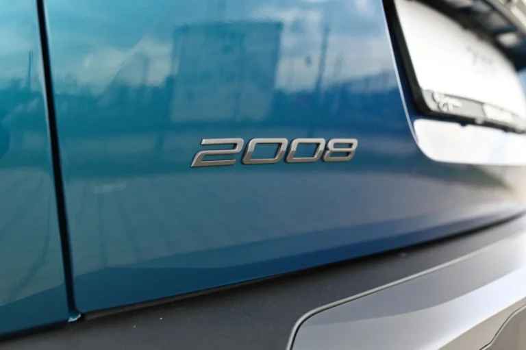 Peugeot 2008 ALLURE Hybrid 145k e-DCS6 MHEV | Begam Trnava