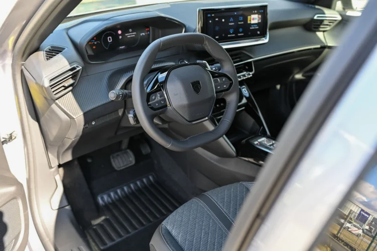 Peugeot 2008 ALLURE Hybrid 145k e-DCS6 MHEV | Begam Trnava