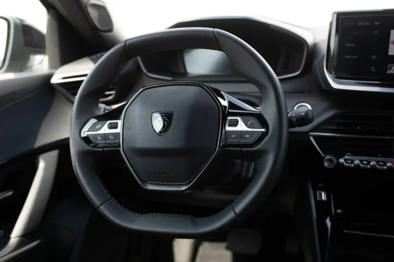 Peugeot 2008 E- Allure 54kWh 115kw | Begam Trnava