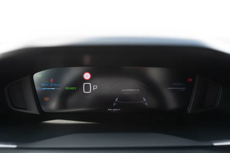 Peugeot 2008 E- Allure 54kWh 115kw | Begam Trnava
