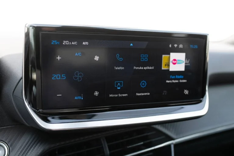 Peugeot 2008 E- Allure 54kWh 115kw | Begam Trnava