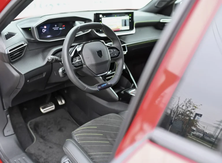 Peugeot 2008 GT  Hybrid 145k e-DCS6 MHEV | Begam Trnava