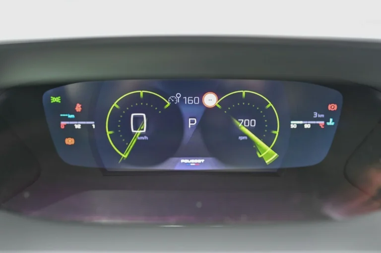 Peugeot 2008 GT  Hybrid 145k e-DCS6 MHEV | Begam Trnava