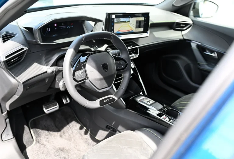 Peugeot 2008 GT Hybrid 145k e-DCS6 MHEV | Begam Trnava