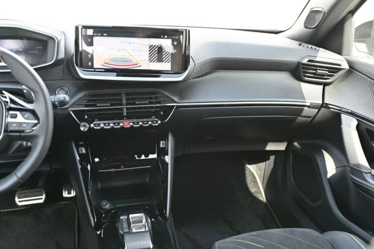Peugeot 2008 GT  Hybrid 145k e-DCS6 MHEV | Begam Trnava