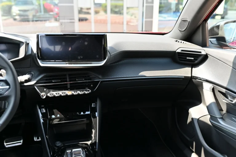 Peugeot 2008 ALLURE  Hybrid 145k e-DCS6 MHEV | Begam Trnava