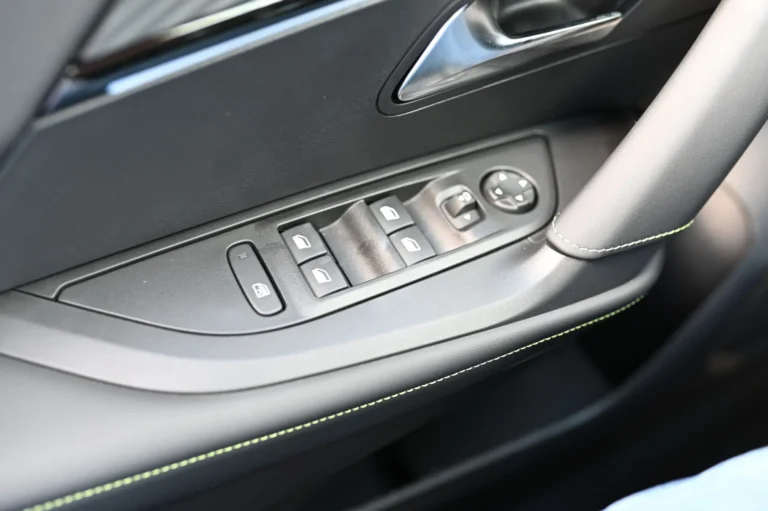 Peugeot 2008 GT  Hybrid 145k e-DCS6 MHEV | Begam Trnava