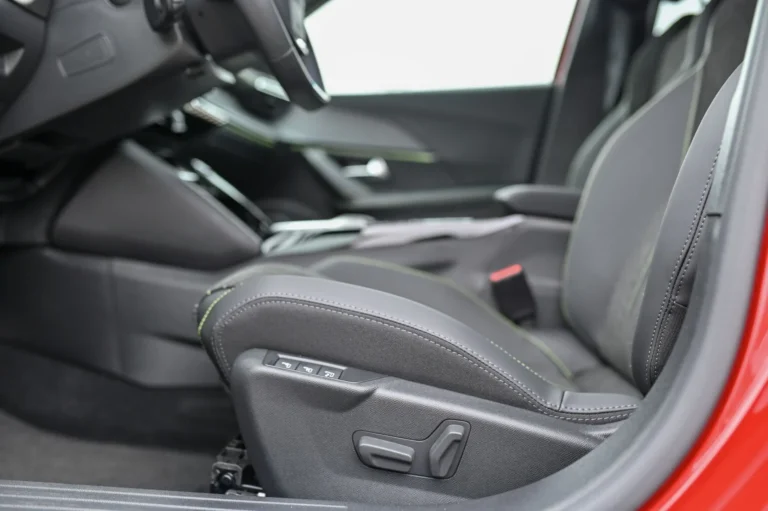 Peugeot 2008 GT  Hybrid 145k e-DCS6 MHEV | Begam Trnava