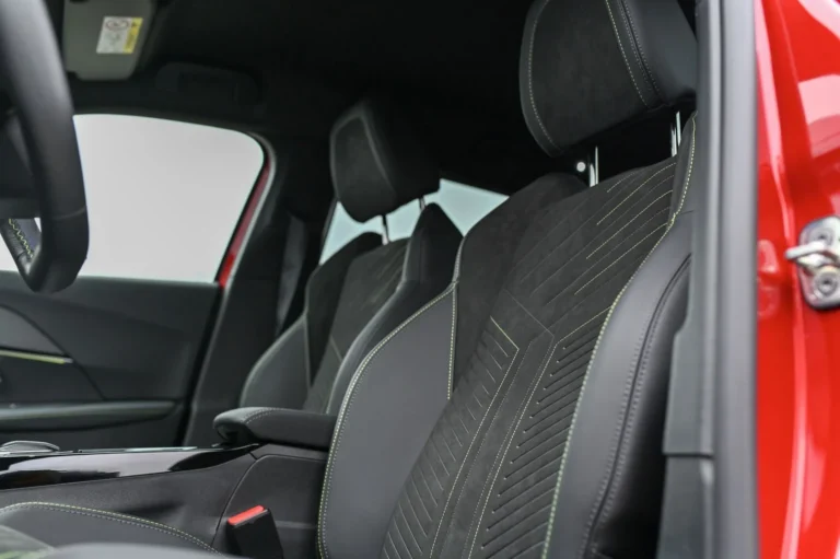 Peugeot 2008 GT  Hybrid 145k e-DCS6 MHEV | Begam Trnava
