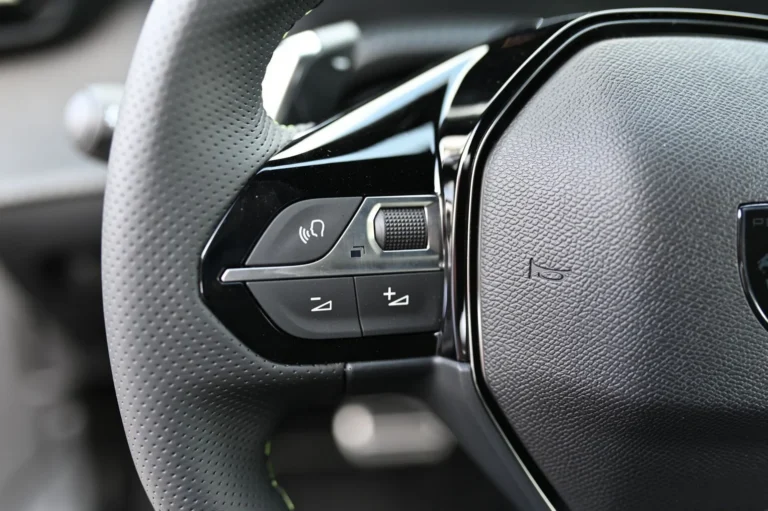 Peugeot 2008 GT  Hybrid 145k e-DCS6 MHEV | Begam Trnava