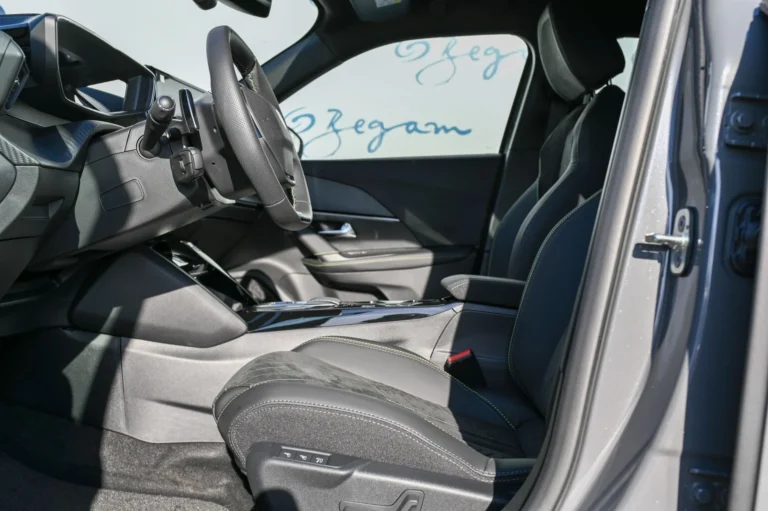 Peugeot 2008 GT Hybrid 145k e-DCS6 MHEV | Begam Trnava