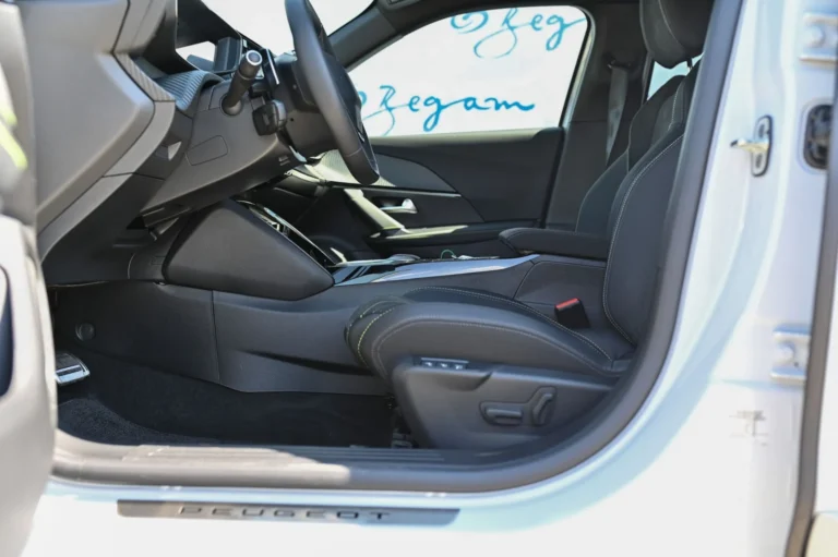Peugeot 2008 GT Hybrid 145k e-DCS6 MHEV | Begam Trnava