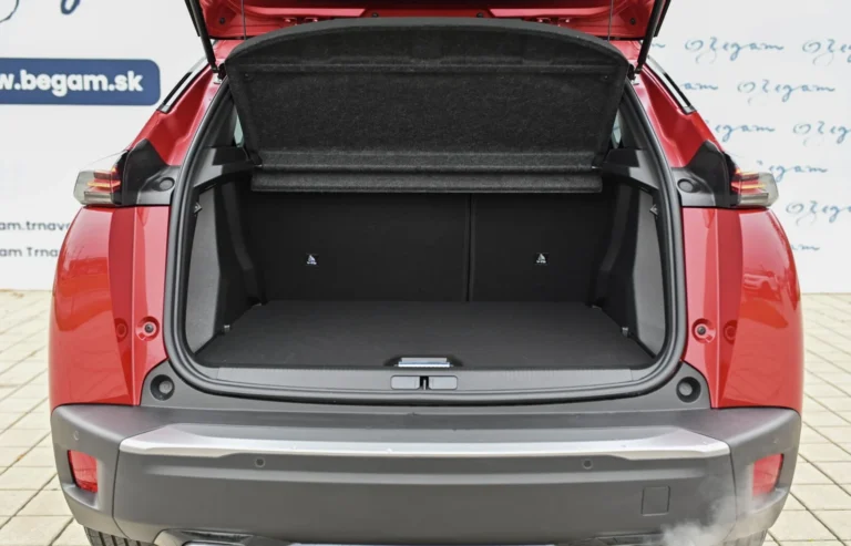 Peugeot 2008 GT  Hybrid 145k e-DCS6 MHEV | Begam Trnava