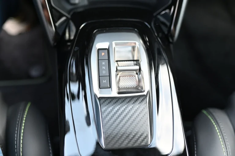 Peugeot 2008 GT  Hybrid 145k e-DCS6 MHEV | Begam Trnava