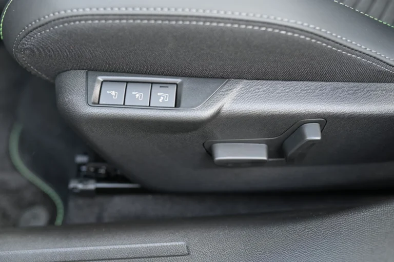 Peugeot 2008 GT  Hybrid 145k e-DCS6 MHEV | Begam Trnava