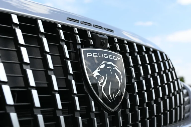 Peugeot 2008 GT  Hybrid 145k e-DCS6 MHEV | Begam Trnava