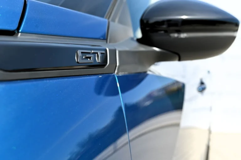 Peugeot 2008 GT Hybrid 145k e-DCS6 MHEV | Begam Trnava