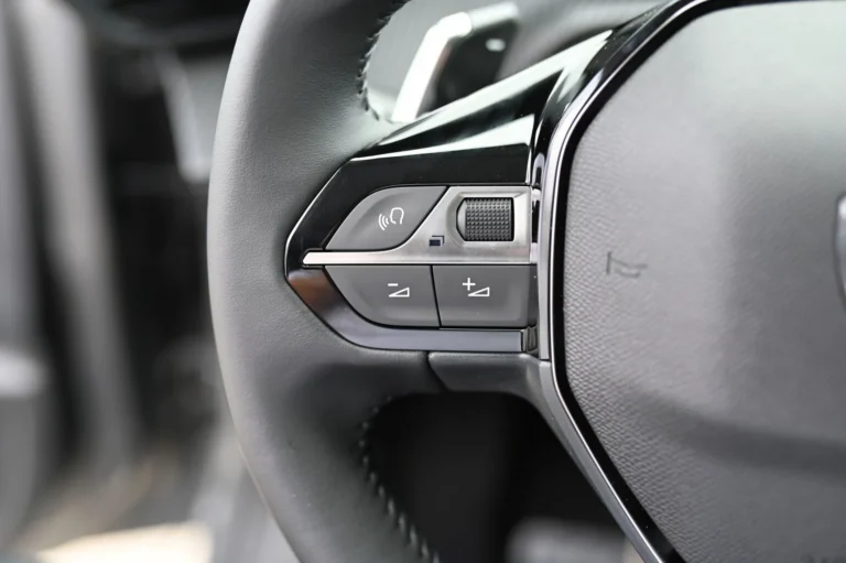 Peugeot 208 ALLURE Hybrid 110k e-DCS6 (MHEV) | Begam Trnava