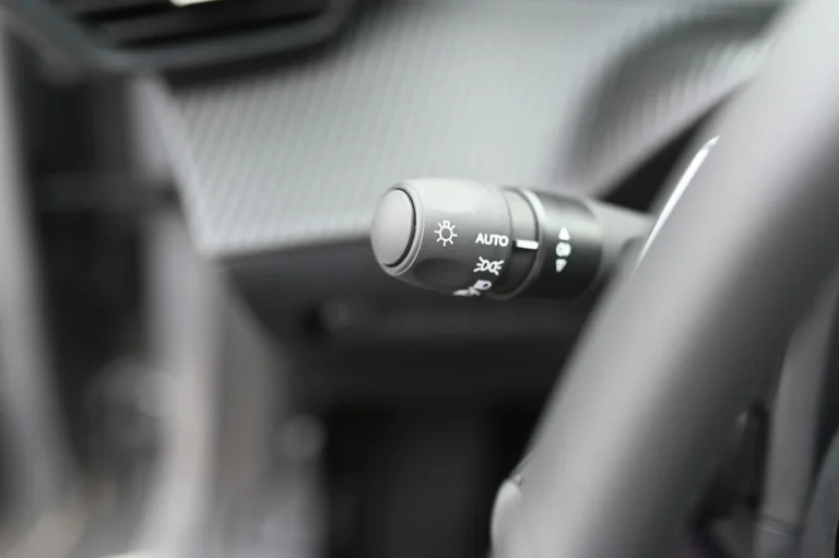 Peugeot 208 ALLURE Hybrid 110k e-DCS6 (MHEV) | Begam Trnava