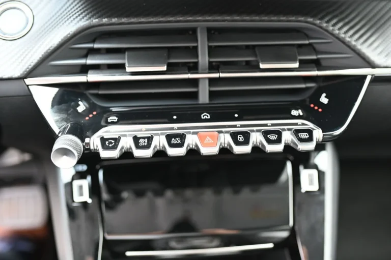 Peugeot 208 ALLURE Hybrid 110k e-DCS6 (MHEV) | Begam Trnava