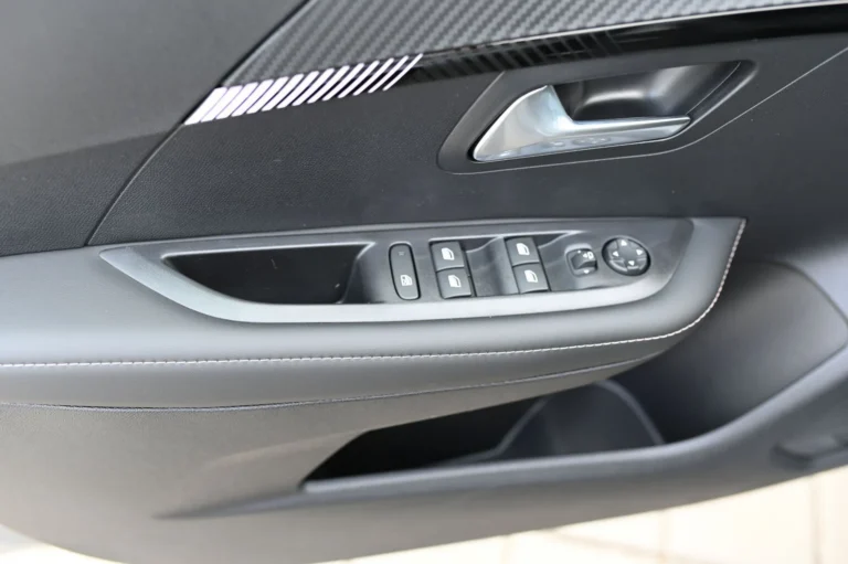 Peugeot 208 ALLURE Hybrid 110k e-DCS6 (MHEV) | Begam Trnava